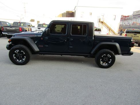 Used 2025 Jeep Gladiator Rubicon w/ Convenience Group image 6
