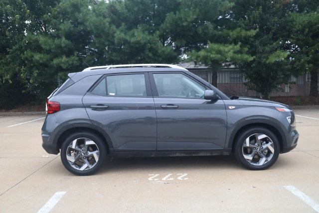 Used 2025 Hyundai Venue SEL FWD image 5
