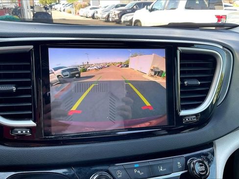 Used 2023 Chrysler Pacifica Touring-L FWD image 21