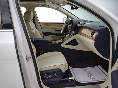 Certified 2023 Bentley Bentayga AWD/4WD image 24