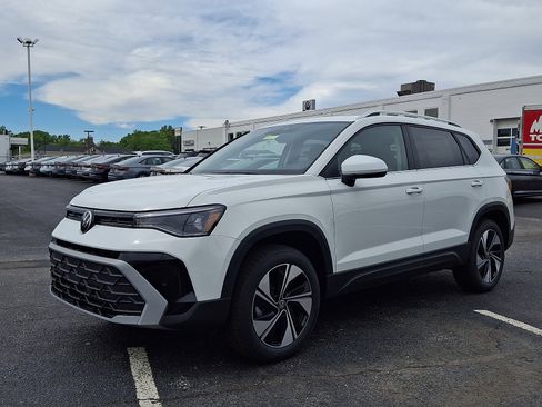 New 2026 Volkswagen Taos SE AWD/4WD image 2