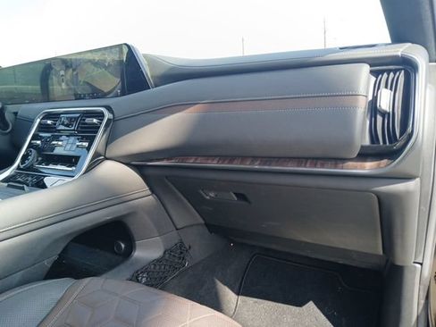 Used 2025 Nissan Armada Platinum w/ Convenience Package RWD image 18