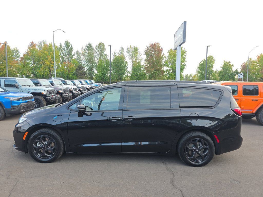 Used 2023 Chrysler Pacifica Limited w/ S Appearance Package FWD image 2