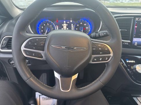 Used 2025 Chrysler Pacifica Select image 15