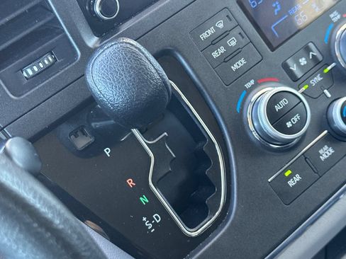 Used 2019 Toyota Sienna L FWD image 18
