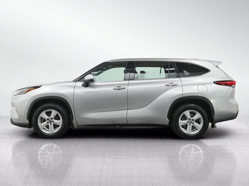 Used 2021 Toyota Highlander LE AWD/4WD image 2