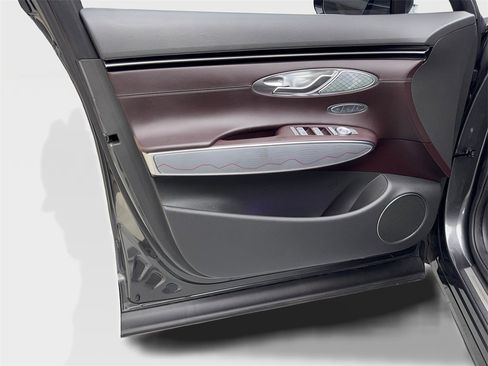 Used 2024 Genesis GV70 2.5T w/ Advanced Package image 31