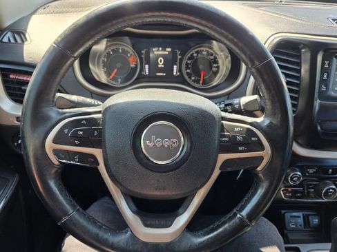Used 2017 Jeep Cherokee Latitude w/ Cold Weather Group FWD image 15