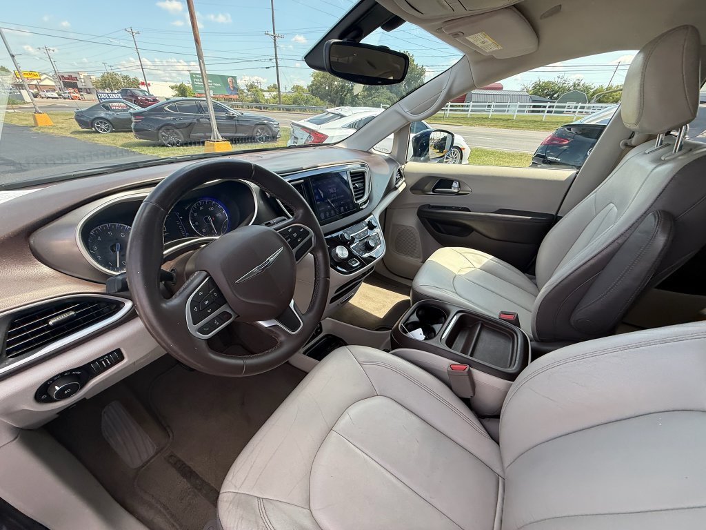 Used 2017 Chrysler Pacifica Touring-L w/ Tire & Wheel Group FWD image 16
