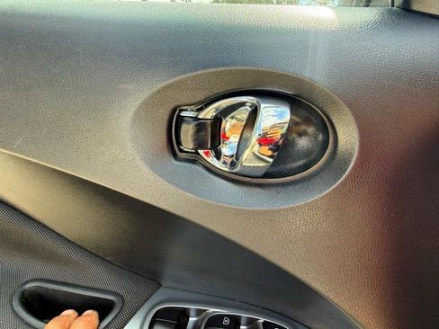 Used 2015 Nissan Juke SV FWD image 37