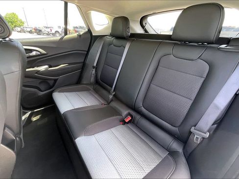 Used 2025 Chevrolet Trax LT FWD image 19