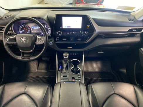 Used 2023 Toyota Highlander XLE AWD/4WD image 12