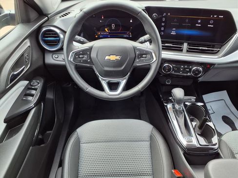 Used 2025 Chevrolet Trax LT w/ LT Convenience Package image 3