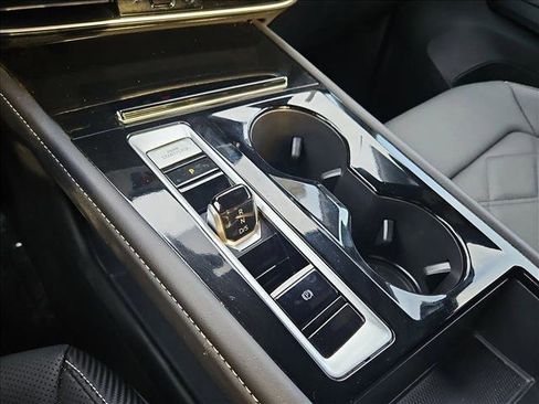 Used 2025 Volkswagen Atlas Cross Sport SE image 12