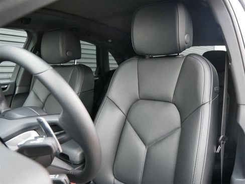 Used 2025 Porsche Macan image 4