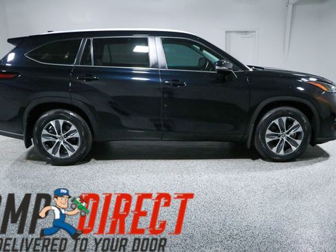 Used 2024 Toyota Highlander XLE FWD image 6