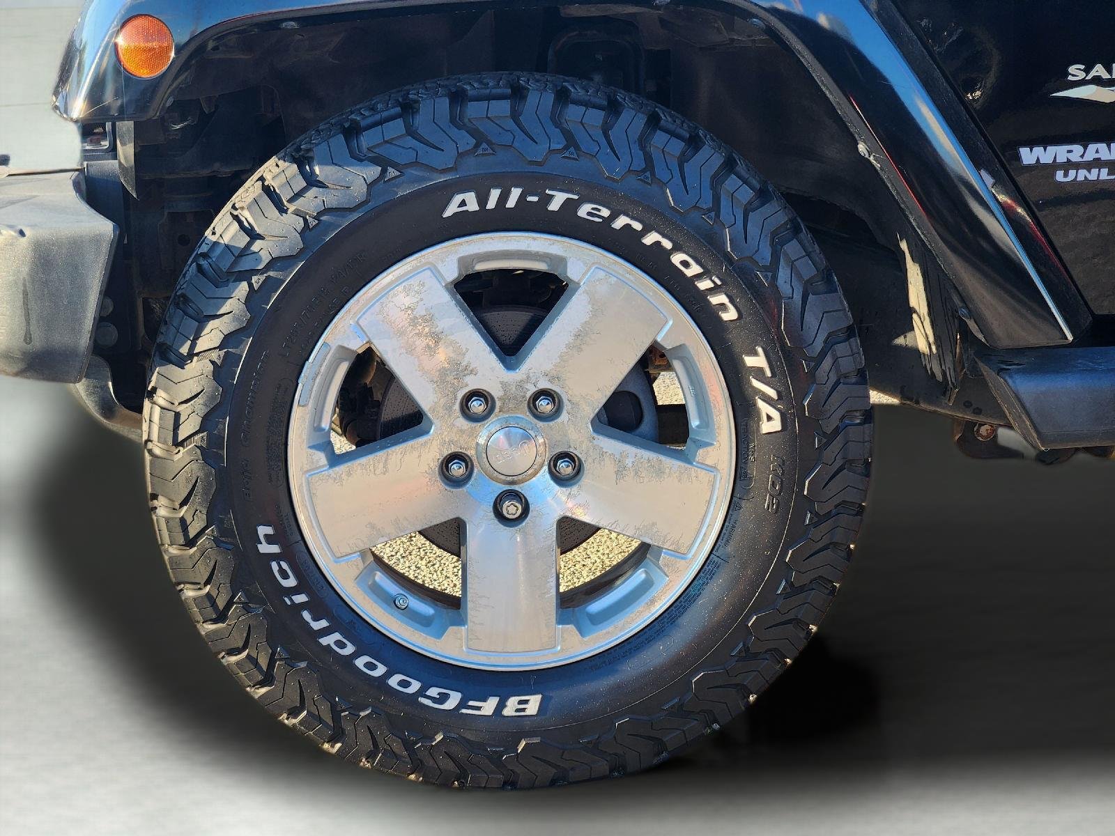 Used 2009 Jeep Wrangler Unlimited Sahara w/ Dual Top Group AWD/4WD image 10