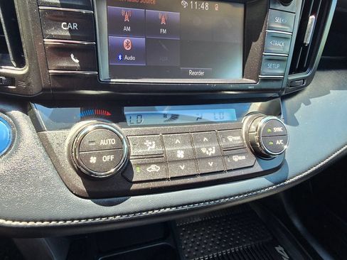 Used 2018 Toyota RAV4 LE AWD/4WD image 25