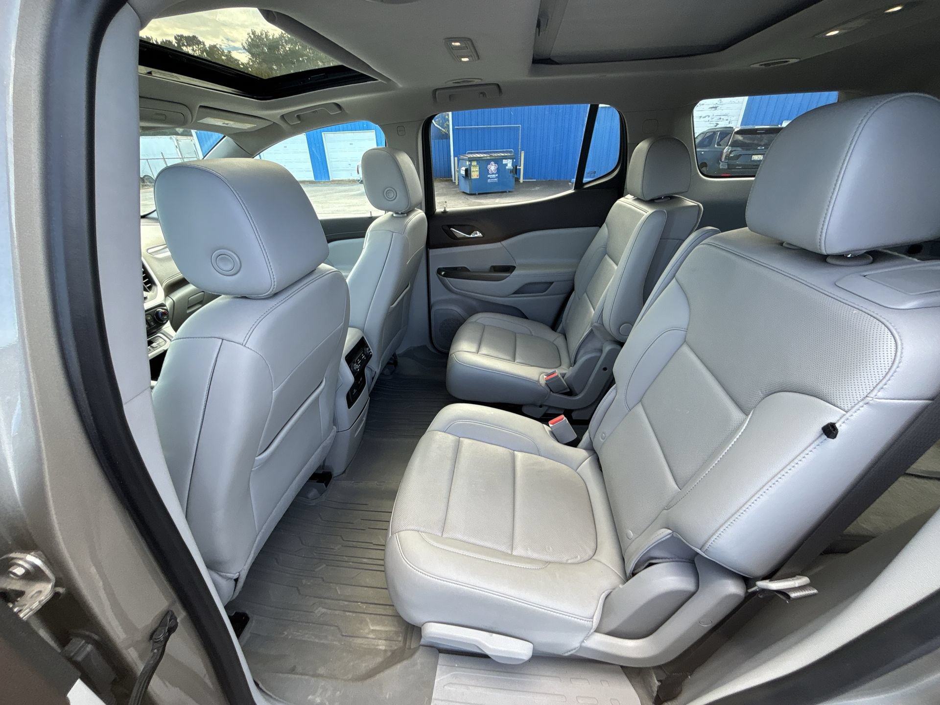 Certified 2022 GMC Acadia SLT w/ Preferred Package FWD image 9