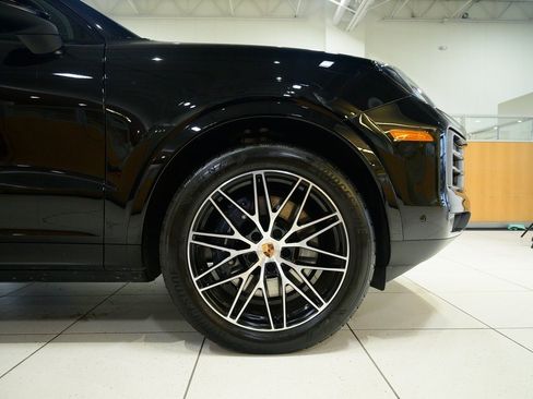 Used 2025 Porsche Cayenne image 9