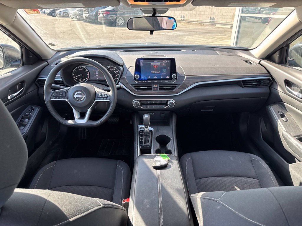 Used 2025 Nissan Altima 2.5 SV FWD image 12