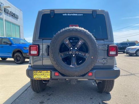Used 2022 Jeep Wrangler Unlimited Sahara AWD/4WD image 6