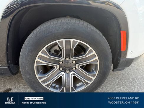 Used 2024 Jeep Wagoneer L Series II w/ Flexible Seating Group AWD/4WD image 4