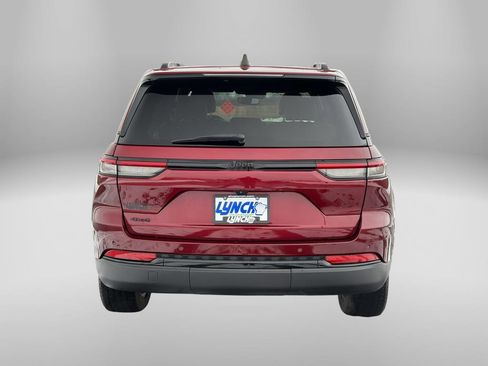 Used 2023 Jeep Grand Cherokee Altitude image 3