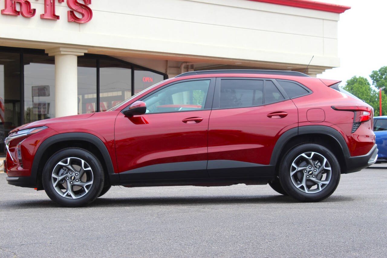 Used 2025 Chevrolet Trax LT FWD image 6