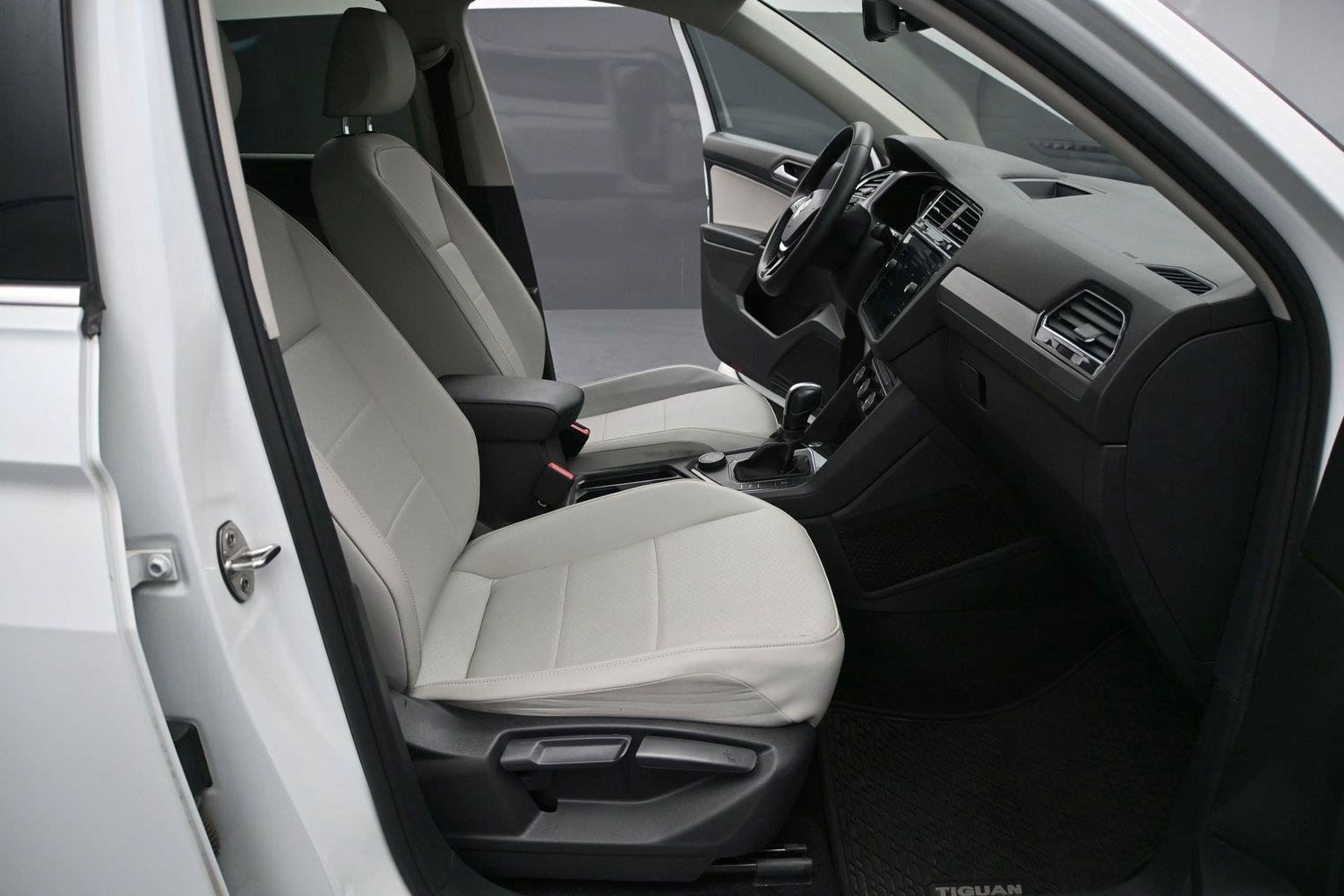 Used 2020 Volkswagen Tiguan SEL w/ 3rd Row Seat Package AWD/4WD image 15
