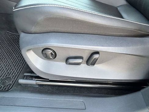 Used 2023 Volkswagen Tiguan SE FWD image 9
