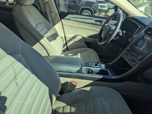 Used 2017 Ford Fusion SE w/ Fusion SE Technology Package image 6