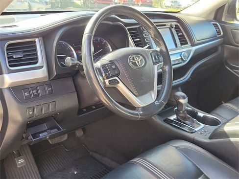 Used 2019 Toyota Highlander SE w/ Carpet Mat Package (TMS) image 10