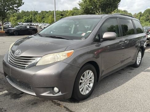 Used 2014 Toyota Sienna XLE FWD image 3