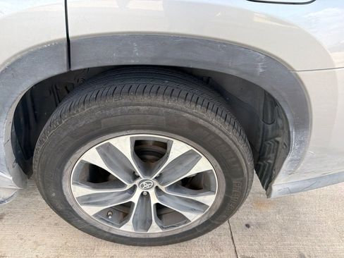 Used 2020 Toyota Highlander XLE FWD image 10