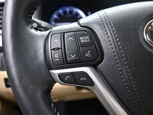 Used 2017 Toyota Highlander XLE image 19
