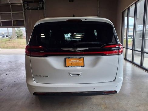 Used 2024 Chrysler Pacifica Touring-L image 7