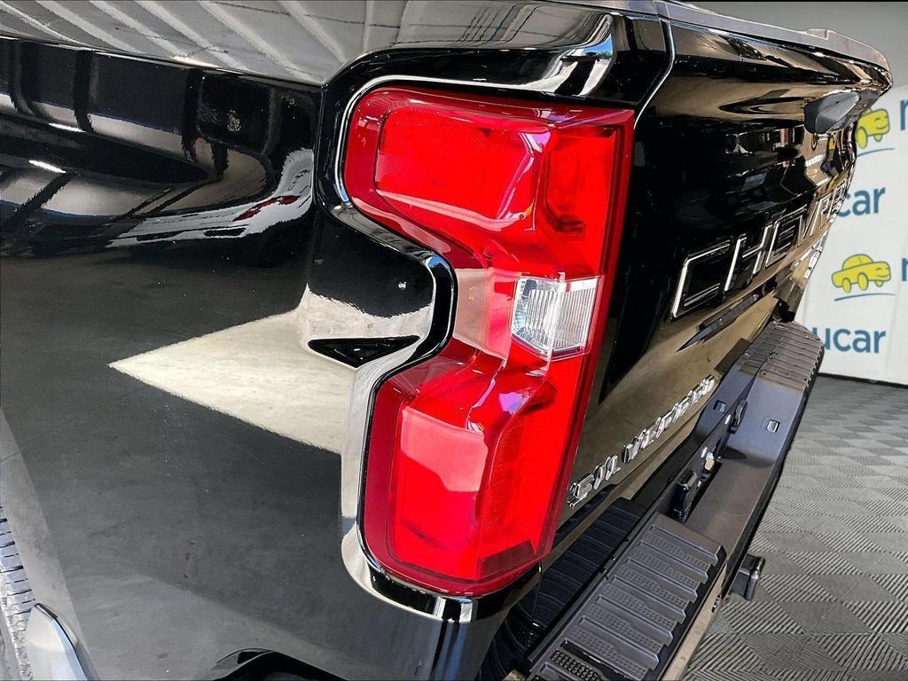 Used 2022 Chevrolet Silverado 1500 High Country w/ High Country Premium Package AWD/4WD image 35