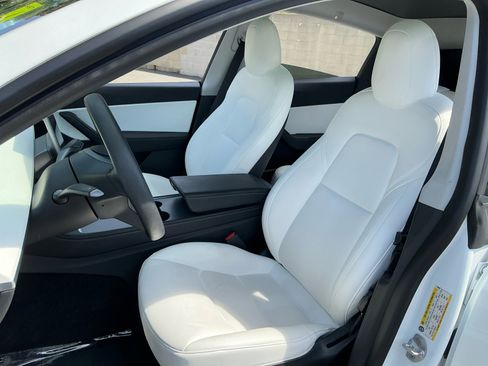 Used 2022 Tesla Model Y Long Range image 18