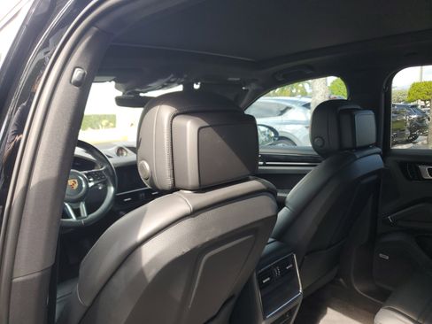 Used 2019 Porsche Cayenne Base image 4