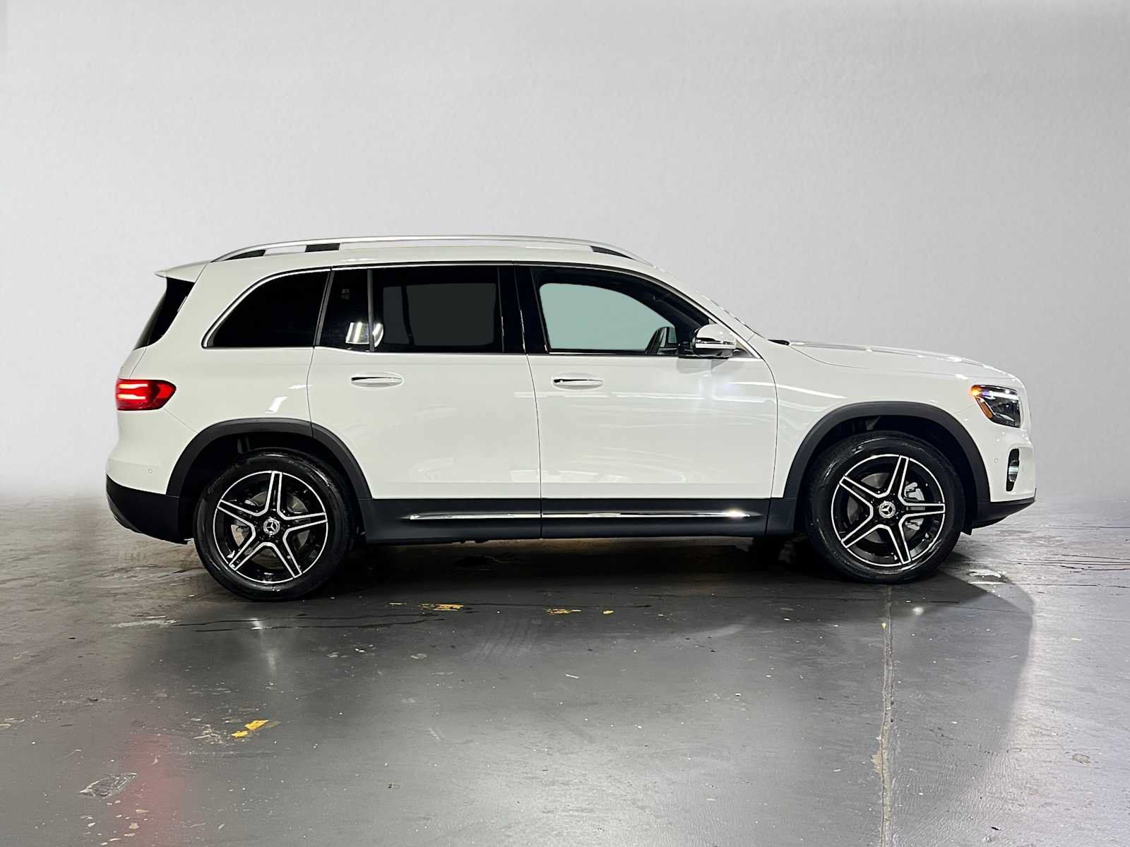 Used 2026 Mercedes-Benz GLB 250 4MATIC image 2