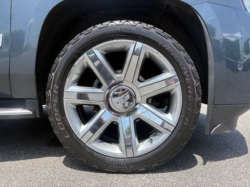 Used 2019 Cadillac Escalade ESV Luxury AWD/4WD image 18