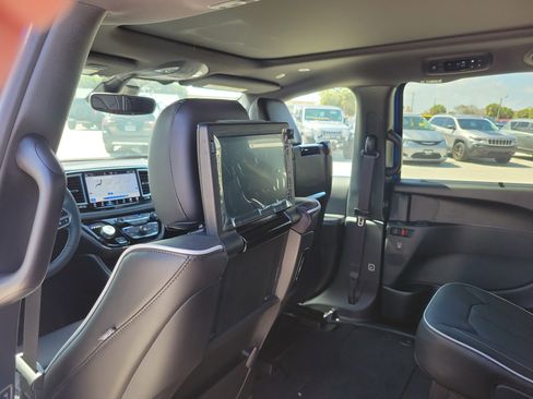 New 2026 Chrysler Pacifica Limited w/ Uconnect Theater Family Group FWD image 12