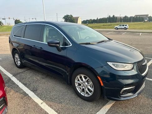Used 2023 Chrysler Pacifica Touring-L FWD image 27