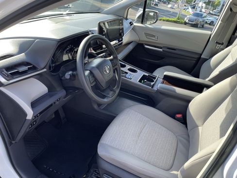 Certified 2024 Toyota Sienna LE AWD/4WD image 9