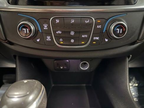 Used 2019 Chevrolet Traverse LT FWD image 17