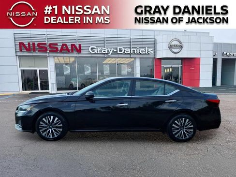 Used 2025 Nissan Altima 2.5 SV FWD image 4