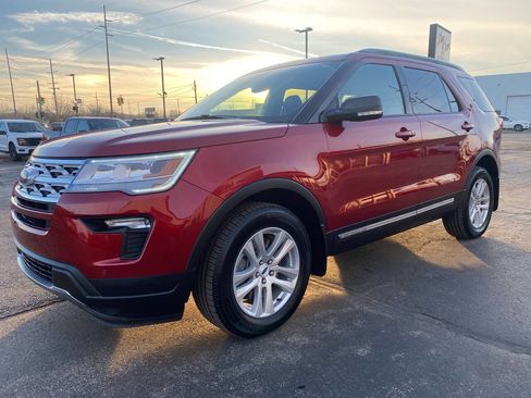 Used 2018 Ford Explorer XLT w/ Equipment Group 202A image 6
