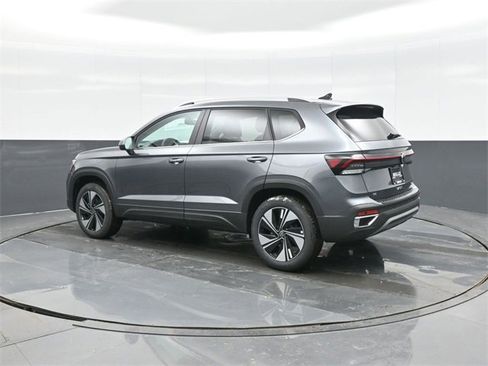 New 2026 Volkswagen Taos SE image 5