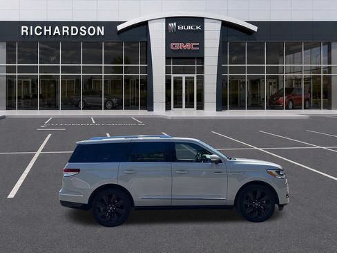 Used 2024 Lincoln Navigator Reserve AWD/4WD image 7